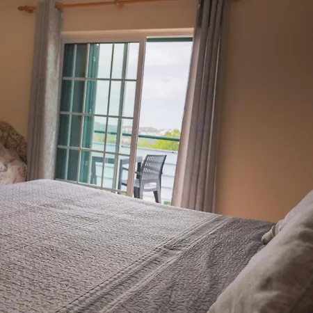 Duplex Flat - 2 Ensuite Bedrooms 5 Mins From *